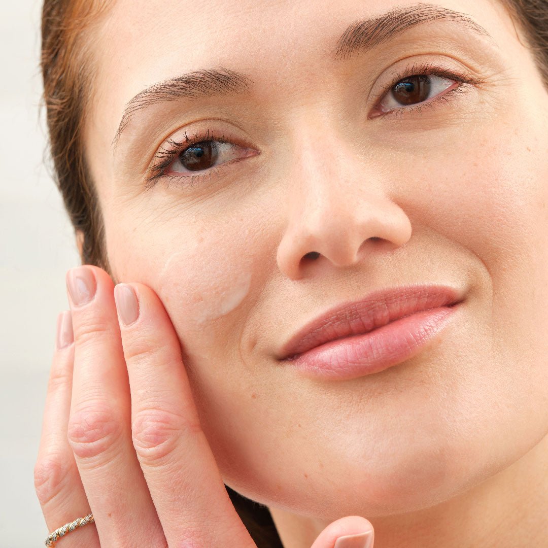 pmd-beauty-radiant-20-vitamin-c-serum-thd-ascorbic-acid-50-off-subscription-savi image 2